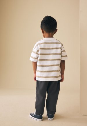 Next, REGULAR FIT AND JOGGERS 3 PIECE SET - T-shirt basic - tan brown