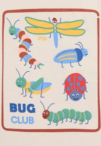 Grafikdesign mit bunten Cartoon-Insekten: einer Libelle, Raupen, einem Grashüpfer, einem Marienkäferm, mit dem Text "BUG CLUB" darunter.