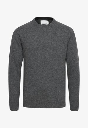 Grå strikket genser med rund hals, lange ermer og ribbestrikkede mansjetter. Myk tekstur uten mønstre eller dekorasjoner. Ledig passform.