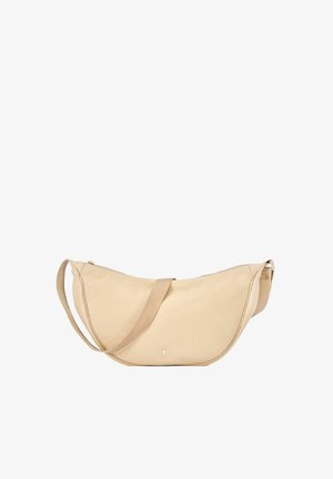 Beżowa torba z tkaniny o zakrzywionym, półksiężycowym kształcie. Posiada długi pasek oraz złoty zamek błyskawiczny. Gładka tekstura z minimalnymi detalami z metalowymi akcentami.