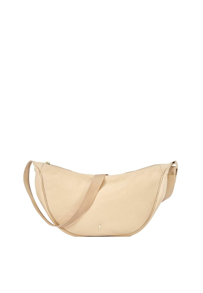 Beżowa torba z tkaniny o zakrzywionym, półksiężycowym kształcie. Posiada długi pasek oraz złoty zamek błyskawiczny. Gładka tekstura z minimalnymi detalami z metalowymi akcentami.