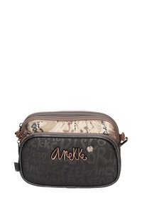 Braune Stoff-Crossbody-Tasche mit glänzendem Logo, Reißverschluss und Innenfutter mit einem beigen abstrakten Muster.