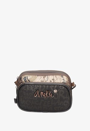 Braune Stoff-Crossbody-Tasche mit glänzendem Logo, Reißverschluss und Innenfutter mit einem beigen abstrakten Muster.