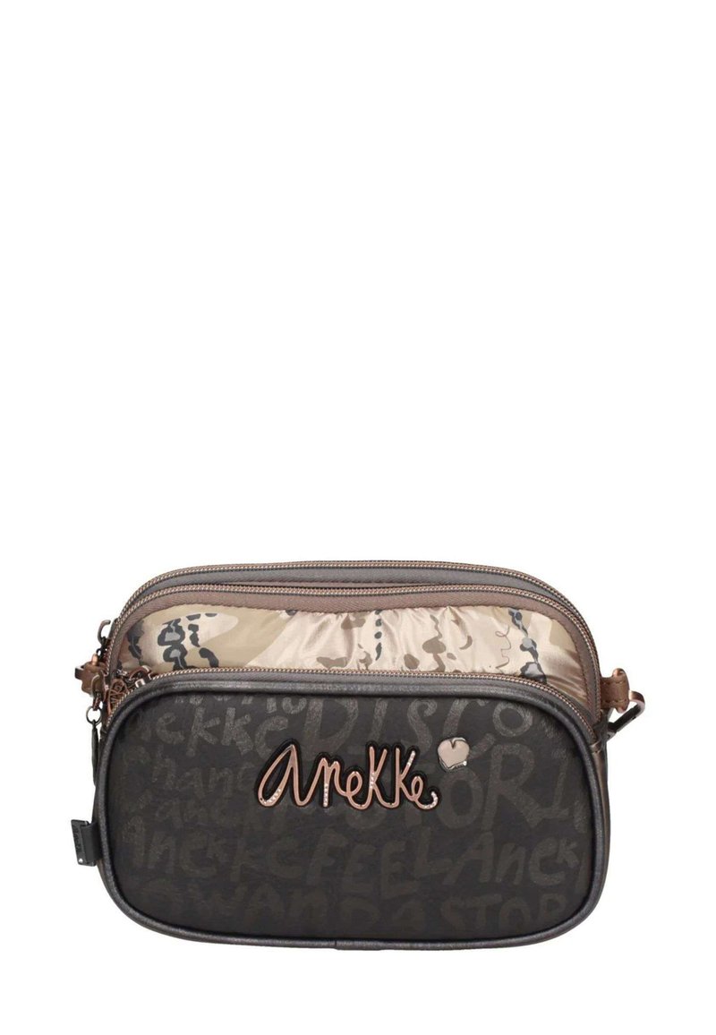 Braune Stoff-Crossbody-Tasche mit glänzendem Logo, Reißverschluss und Innenfutter mit einem beigen abstrakten Muster.