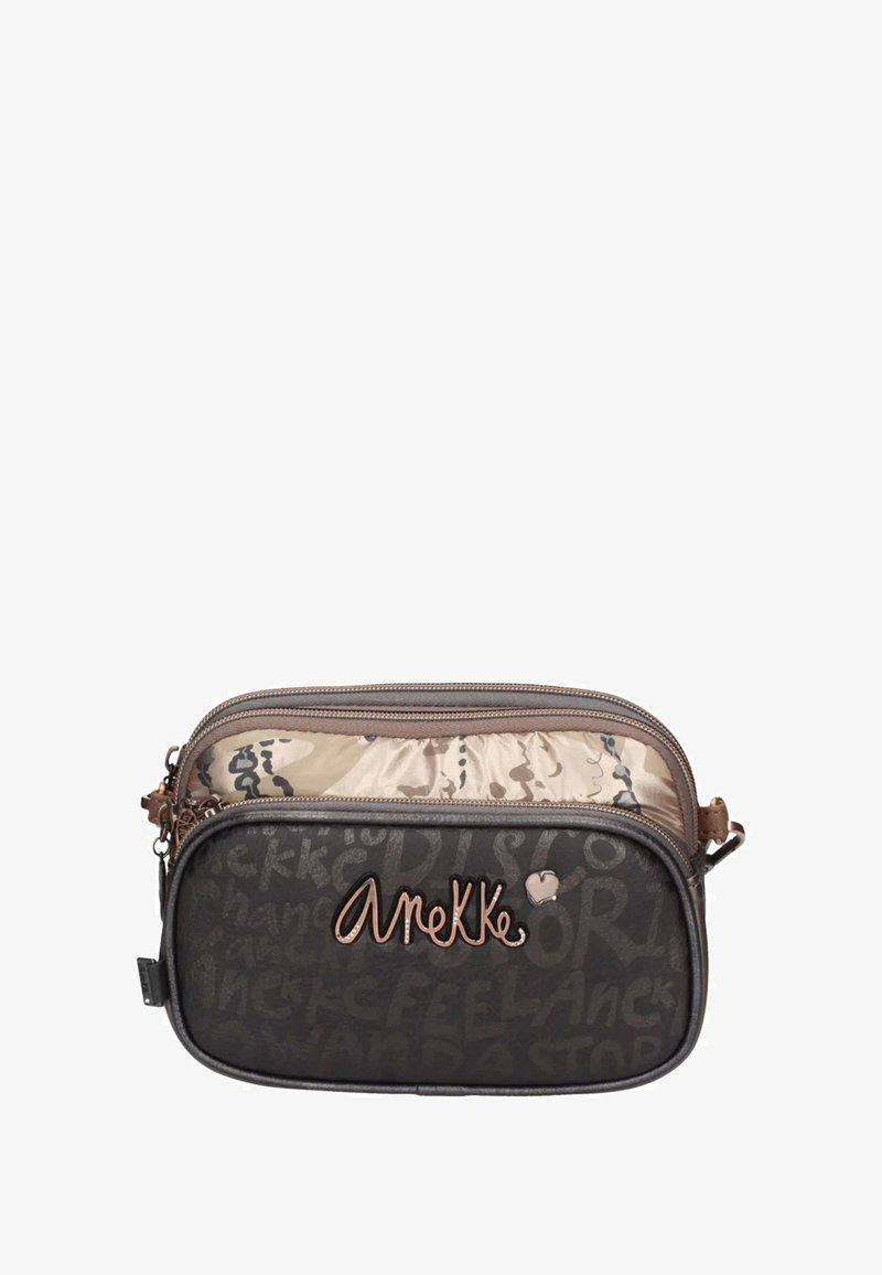 Braune Stoff-Crossbody-Tasche mit glänzendem Logo, Reißverschluss und Innenfutter mit einem beigen abstrakten Muster.
