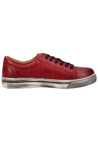 Rode leren sneaker met zwarte veters, zilverkleurige rubberen zool en getextureerde neuskap. Heeft een afgeronde vorm en een zachte binnenvoering.