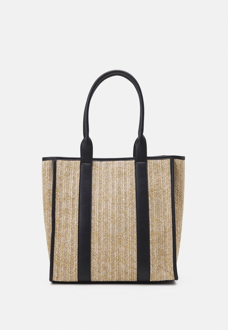 Tkaná béžová taška přes rameno s černými koženými rukojeťmi a lemy. Obsahuje vertikální vzory na hlavní části pro texturu a vizuální zájem.