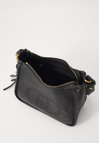 Bolso de mano de cuero negro con superficie texturizada, cremalleras doradas y un detalle de logotipo bordado. La parte superior abierta revela un interior negro.