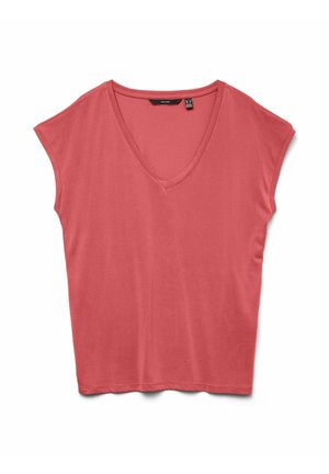 Korallowa koszulka z dekoltem w serek, z krótkim rękawem, wykonana z miękkiego materiału, o luźnym kroju i gładkiej teksturze. Bez wzorów ani akcentów widocznych.