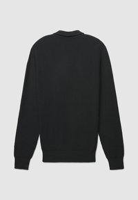 Schwarzer gerippter Strickpullover mit Polokragen, langen Ärmeln und geradem Saum. Strukturiertes Material mit einheitlichem Muster. 