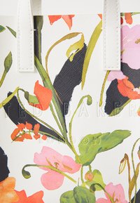 Ted Baker FLOWEIA FLORAL PRINTED MINI ICON BAG - Axelremsväska - cream