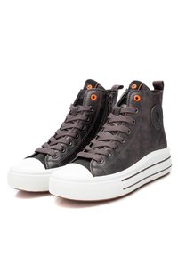 Zapatillas altas de cuero gris oscuro con punteras y suelas de goma blanca. Presentan ojetes, cordones y un cremallera lateral en color naranja.