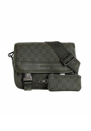 Sac bandoulière vert foncé avec un motif texturé, fermeture à rabat, quincaillerie en argent et pochette zippée amovible. Sangle ajustable incluse.