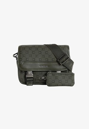 Sac bandoulière vert foncé avec un motif texturé, fermeture à rabat, quincaillerie en argent et pochette zippée amovible. Sangle ajustable incluse.