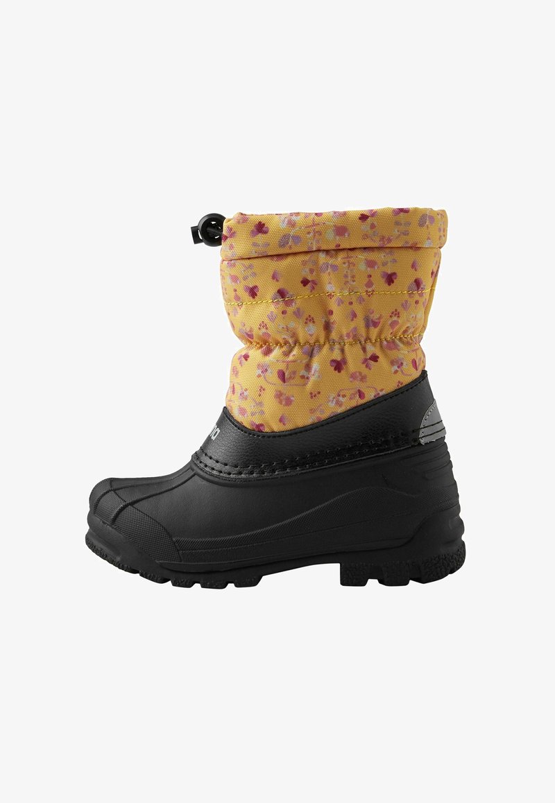 Botte de neige jaune avec un motif floral sur la tige, partie inférieure en caoutchouc noir, surface texturée et fermeture ajustable en haut.