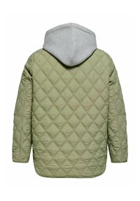 Jasnozielona pikowana kurtka z długimi rękawami i przymocowanym jasnoszarym kapturem, widziana od tyłu na białym tle.