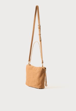 Hnědá semišová obdélníková crossbody taška s nastavitelným koženým popruhem a malým zlatým řetízkovým úchytem na světlém pozadí.