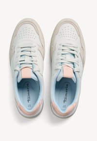 Sneakers de culoare albastru deschis și alb cu accente din piele întoarsă, vârf perforat și tab de călcâi de un roz pal. Dispun de un sistem de șireturi și un interior căptușit.