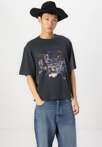 Abercrombie & Fitch Cropped Western Graphic Tee - T-shirts print - casual black