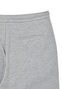 Pantaloni in tessuto grigio con una texture morbida, dotati di una tasca sul retro e una cintura liscia. Il materiale sembra leggero e informale.