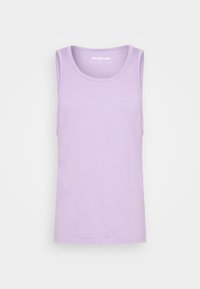 Lila tanktopp i mjuk bomull. Har rund halsringning och är ärmlös. Lätt och med en slät yta. Inga mönster eller detaljer.
