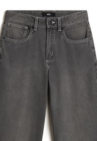 Graue Jeans aus Denim mit geradem Bein, kontrastierenden weißen Nähten, Knopfverschluss und zwei Fronttaschen. Minimale Abnutzungsspuren sichtbar.