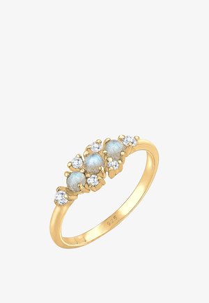 Goldring mit drei blauen Steinakzenten und fünf umgebenden klaren Steinen, gesetzt in einem floralen Design mit polierter Oberfläche.