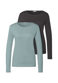 Dos camisas de manga larga: una en azul claro y otra en negro. Ambas tienen cuellos redondos y una textura lisa. Etiquetas visibles en el cuello.
