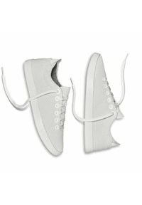 Valkoiset tennarit, joissa on teksturoitu verkkopäällinen, pyöreä kärki, litteät nauhat ja kontrastivärinen harmaa sisäosa. Kumipohja, jossa on minimaalinen uritus.