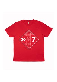 Rød T-shirt med hvid kontur grafik af skateboard i diamantform, med tallene "20" og "7" på hver side.