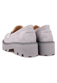 Grijze suède schoenen met een dikke grijze rubberen zool, voorzien van stikdetails aan de achterkant en een afgeronde neus. Geschikt voor casual gebruik.