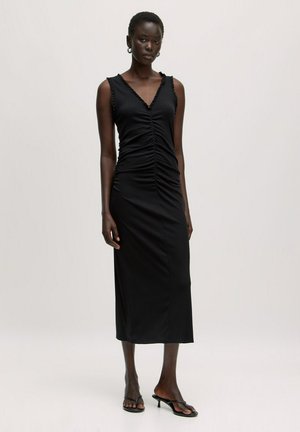 Schwarzes Midi-Kleid aus geripptem Stoff, mit tiefem V-Ausschnitt, gerafften Details an der Vorderseite und fransigen Kanten an den Trägern. Glatte Textur.