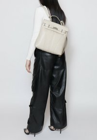 Roberta Rossi CONVERTIBLE INTO - Rugzak - beige