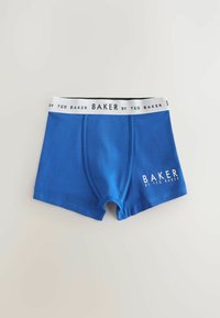Plave pamučne bokserice s bijelim pojasom na kojem piše "BAKER BY TED BAKER", glatka tekstura i kratke nogavice.