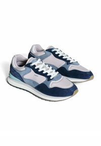 Granatowe i jasnoniebieskie trampki z zamszu i siateczki, białe sznurówki, zaokrąglony czubek oraz wyściełany kołnierz. Posiadają białą i beżową podeszwę.