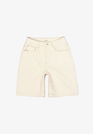 Pantalones cortos de mezclilla color crema con un corte clásico, cinco bolsillos y cierre frontal con cremallera y un botón. Textura suave, diseño casual.