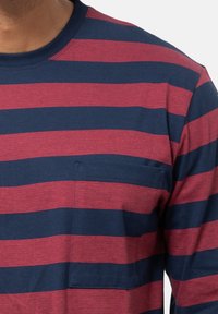 Camicia a maniche lunghe con righe orizzontali in blu navy e rosso. Presenta una tasca sul lato sinistro del petto e un colletto a costine. Materiale in cotone morbido.