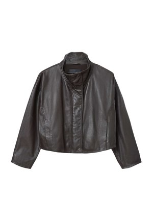 Korte leren jas in donkerbruin met een hoge kraag, sluiting met drukknopen aan de voorkant en een gladde textuur. Bevat brede mouwen en zijnaad.