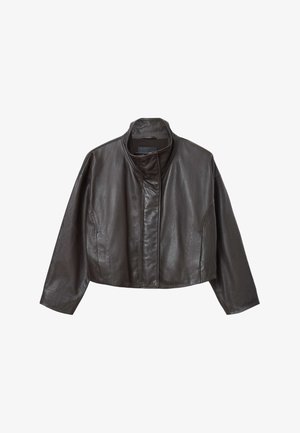 Korte leren jas in donkerbruin met een hoge kraag, sluiting met drukknopen aan de voorkant en een gladde textuur. Bevat brede mouwen en zijnaad.