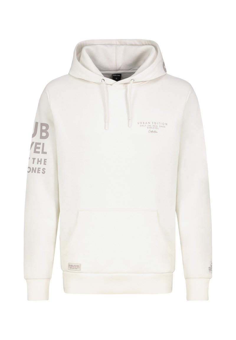 Witte hoodie gemaakt van zacht stof, met een trekkoordkap, een voorkantzak en grijze bedrukt tekst op de borst en mouw.