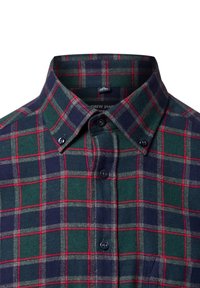 Groen en marineblauwe geruite shirt met rode accenten, met knoopsluiting bij de kraag en donkere knopen. Gemaakt van textuurstof, met een klassiek ruitenpatroon.