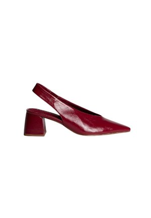 Chaussure slingback en cuir rouge avec bout pointu et talon bloc moyen épais, vue de profil sur fond blanc.