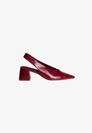 Chaussure slingback en cuir rouge avec bout pointu et talon bloc moyen épais, vue de profil sur fond blanc.