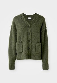 Groene gebreide cardigan met een V-hals, zes zwarte knopen, twee voorzakken en geribde manchetten en zoom. Zachte textuur en een ontspannen pasvorm.