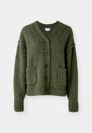 Grønn strikket cardigan med V-hals, seks svarte knapper, to frontlommer og ribbede mansjetter og falder. Myk tekstur og avslappet passform.