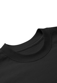 Nærbillede af en sort T-shirt med rund hals, der viser den ribbede halsudskæring og syninger på det glatte stof.