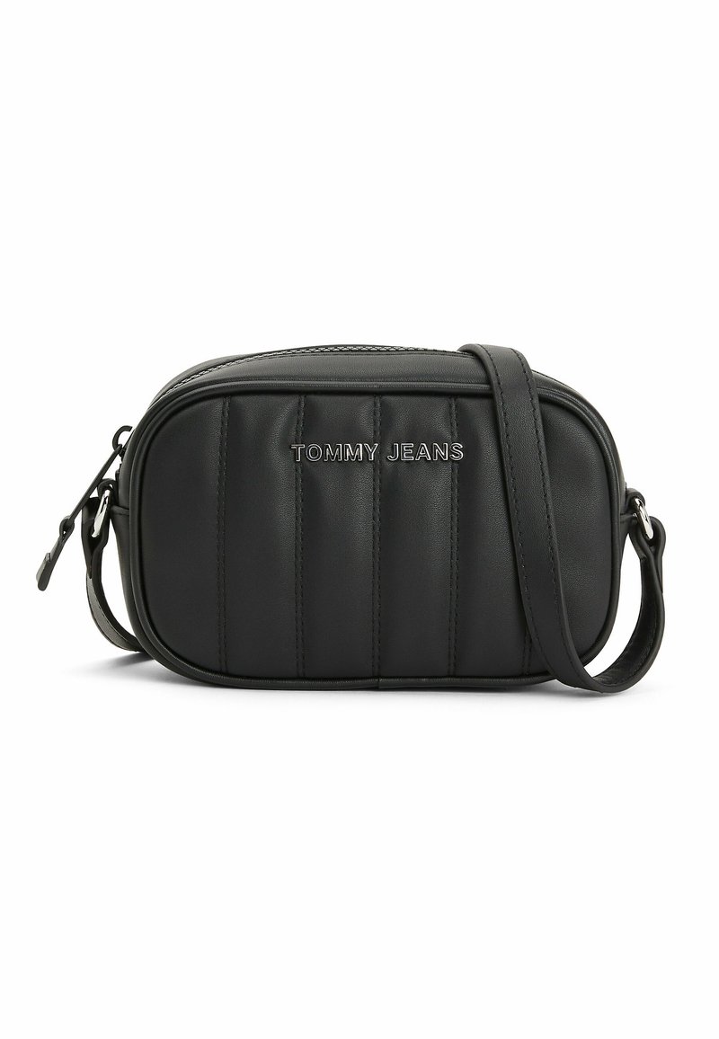 Borsa a tracolla nera in materiale sintetico con texture trapuntata, chiusura a zip e tracolla regolabile. Presenta il logo "TOMMY JEANS" in argento sul davanti.