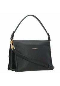Borsa a mano in pelle nera con superficie testurizzata, hardware dorato, manico superiore e tracolla rimovibile. Presenta un logo del marchio sul fronte.