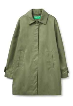 Płaszcz typu trench w kolorze oliwkowej zieleni z jednym guzikiem, szerokim kołnierzem, bocznymi kieszeniami i regulowanymi paskami na rękawach, oznaczony United Colors of Benetton.
