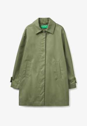 Gabardina verde oliva con un solo botón, cuello ancho, bolsillos laterales y tiras ajustables en las mangas, etiquetada United Colors of Benetton.